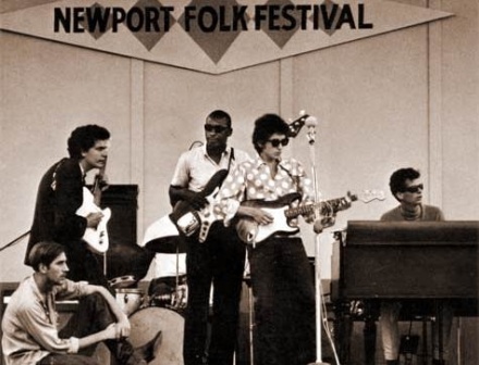 1965年，Bob Dylan和乐队在Newport Folk Festival