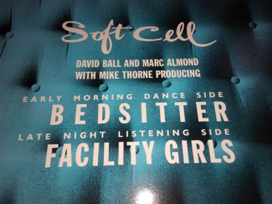 Soft Cell《Bedsitter》的一面叫“Early morning dance side”，另一面叫“late night listening side”