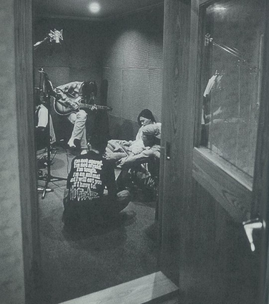 录制《娱乐世界》，林强正在弹吉他